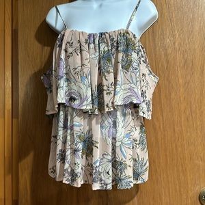 🛍️ Lily White Floral Ruffle-layered Top. Very good pre-owned condition!